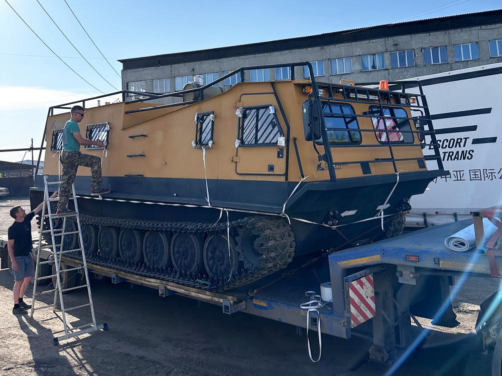 Вездеходу ТГВ-7П предстоит долгий путь, тралом и кораблем через море. Упаковали надежно!