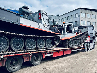 Партия грузовых ТГВ-6 готовится к отправке тралом.