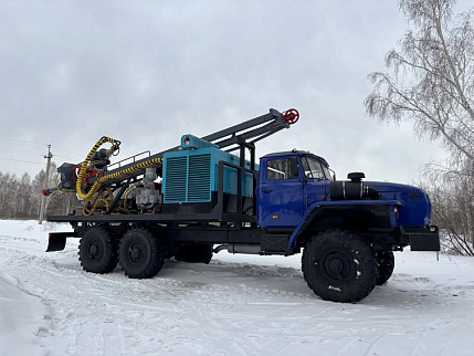 Урал с буровой установкой