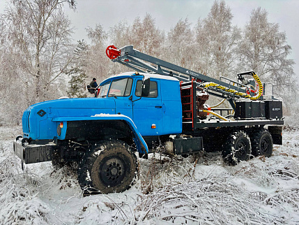 Урал с буровой установкой